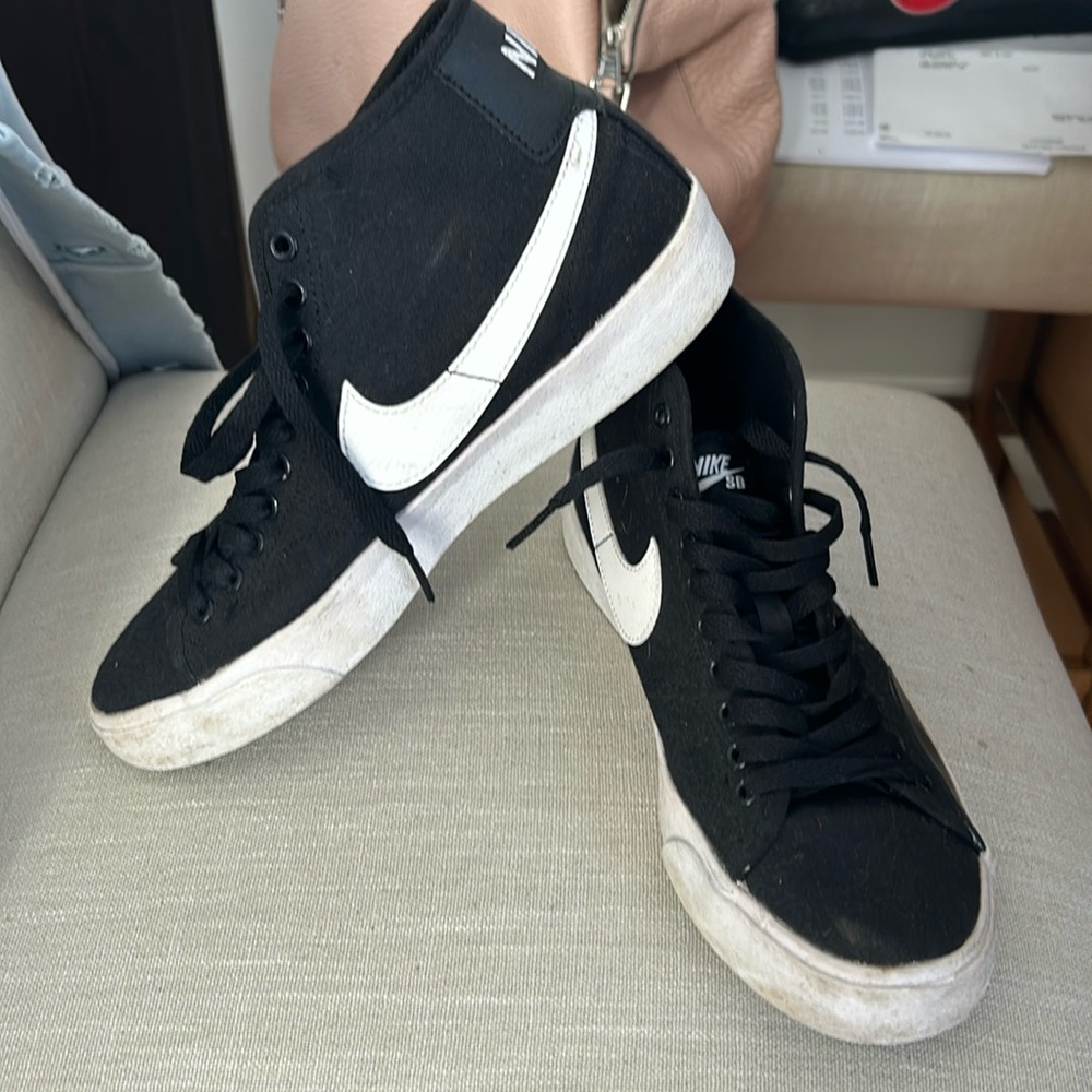 Size 6 boys Nike SB blazers - mids
